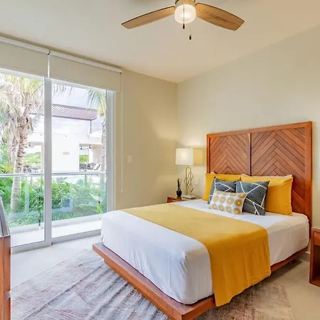 Chic Beachfront Condo Ocean View Rooftop Pools