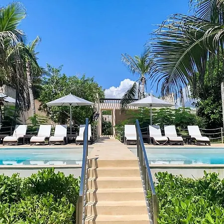 Chic Beachfront Condo Ocean View Rooftop Pools
