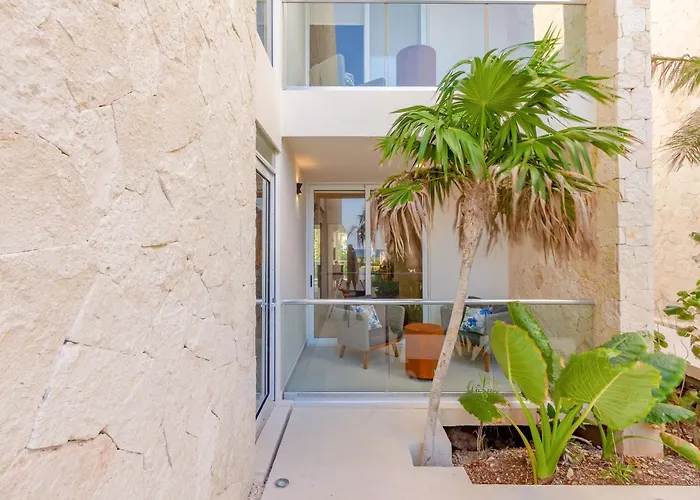 Chic Beachfront Ocean View Rooftop Pools *